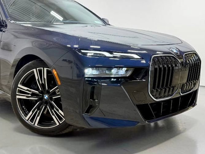 Used 2025 BMW 760i xDrive AWD/4WD image 6
