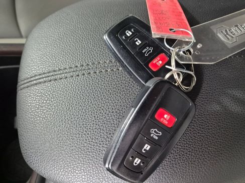Used 2021 Toyota RAV4 Limited AWD/4WD image 32