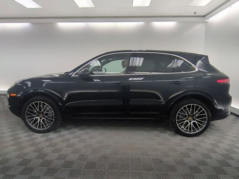 Certified 2023 Porsche Cayenne Platinum Edition AWD/4WD image 2