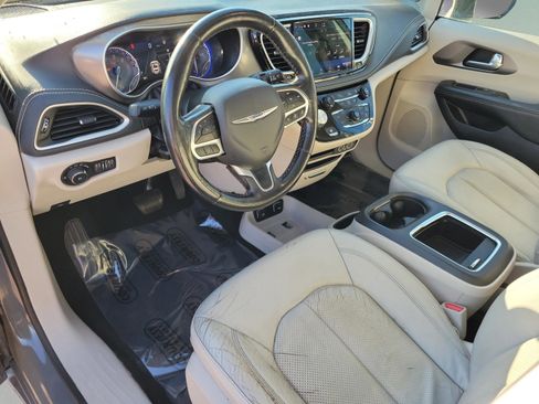 Used 2021 Chrysler Pacifica Touring-L image 19