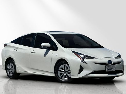 Used 2016 Toyota Prius Four FWD image 2