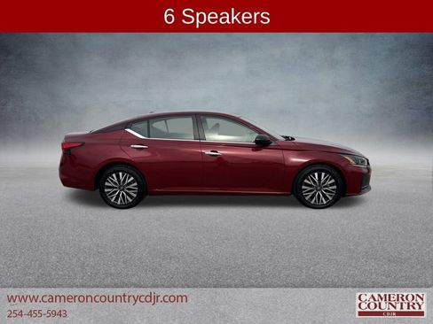 Used 2024 Nissan Altima 2.5 SV image 2