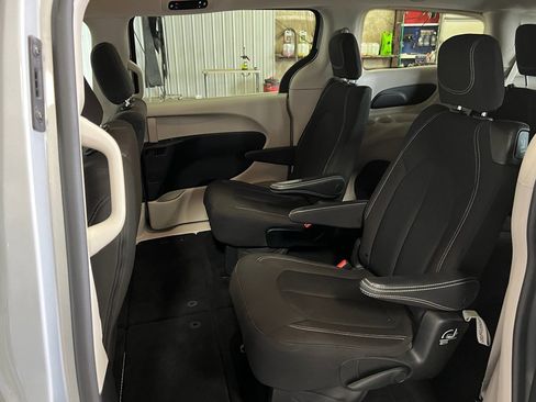 Used 2023 Chrysler Voyager LX image 10