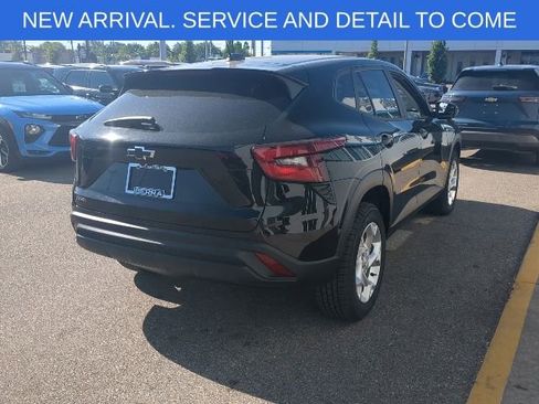Used 2024 Chevrolet Trax LS w/ LS Convenience Package FWD image 8