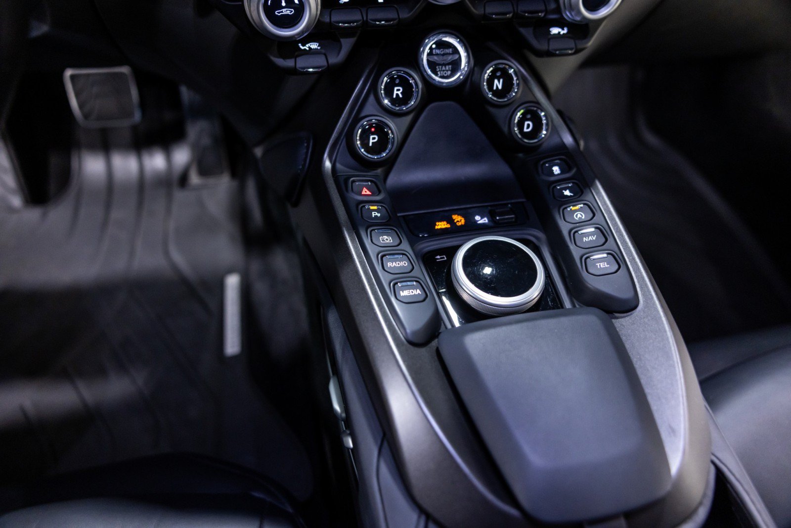 Used 2023 Aston Martin V8 Vantage Coupe RWD image 43