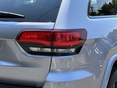 Used 2018 Jeep Grand Cherokee Altitude AWD/4WD image 11