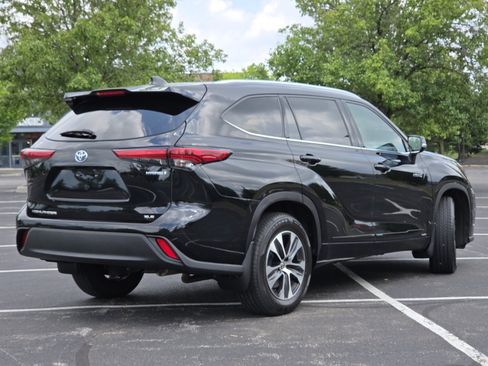 Used 2020 Toyota Highlander XLE AWD/4WD image 23