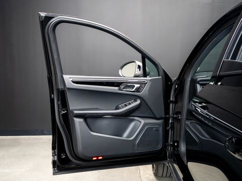 Certified 2025 Porsche Macan Turbo AWD/4WD image 34
