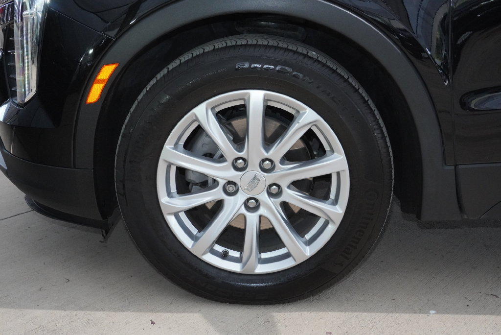 Used 2023 Cadillac XT4 Luxury w/ Cold Weather Package FWD image 12