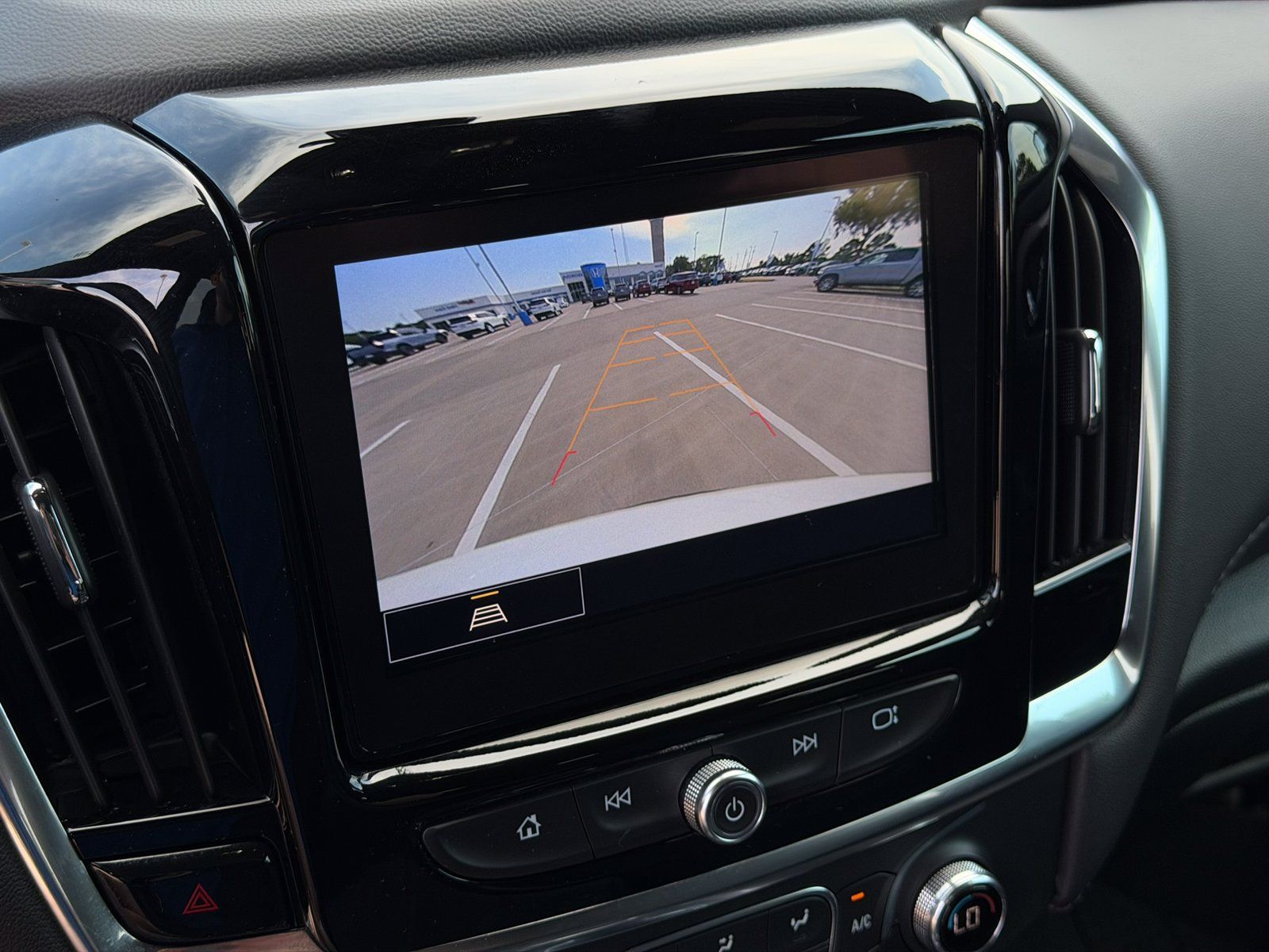 Used 2023 Chevrolet Traverse LT FWD image 16