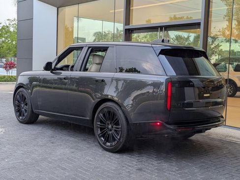 Used 2025 Land Rover Range Rover SE image 4