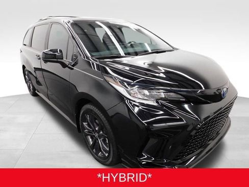 Used 2025 Toyota Sienna XSE image 8