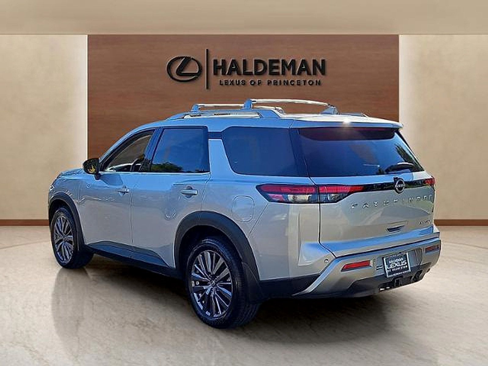 Used 2023 Nissan Pathfinder SL w/ SL Premium Package AWD/4WD image 4