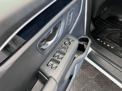 Used 2025 Honda Pilot EX-L image 12