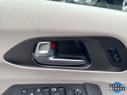 Used 2024 Chrysler Pacifica Touring-L image 14