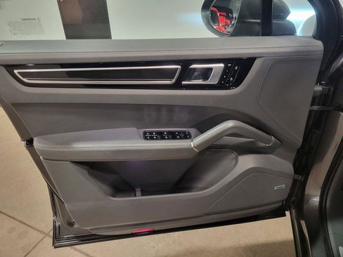 Used 2021 Porsche Cayenne S w/ Premium Package Plus image 19