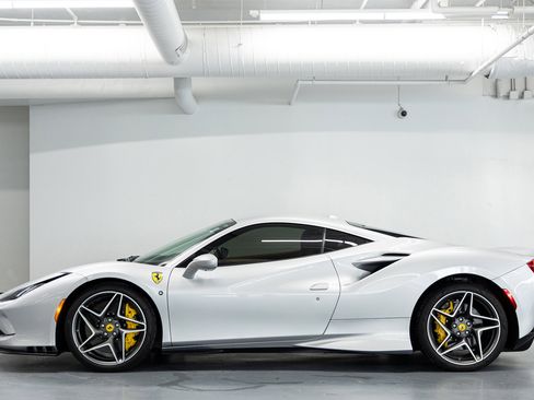 Used 2022 Ferrari F8 Tributo image 2