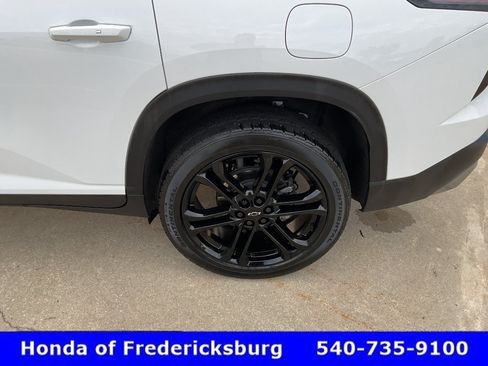 Used 2025 Chevrolet Traverse LT FWD image 11