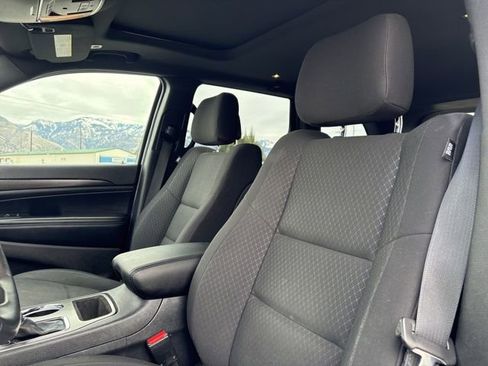 Used 2018 Jeep Grand Cherokee Laredo image 11