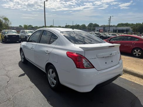 Used 2019 Nissan Versa SV image 5