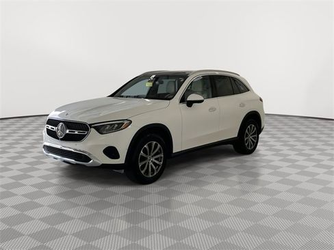 Used 2025 Mercedes-Benz GLC 300 4MATIC image 4