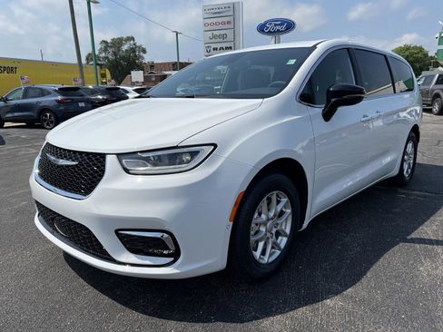 New 2026 Chrysler Pacifica Select image 10