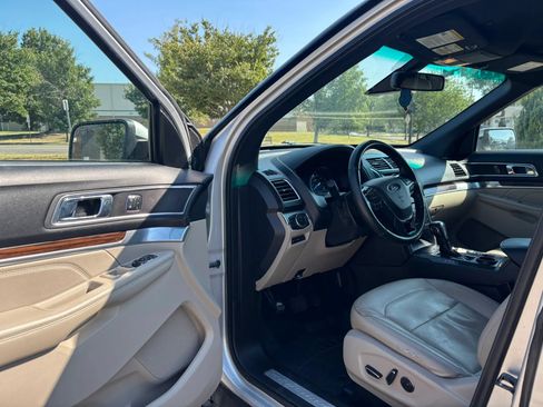 Used 2018 Ford Explorer Limited w/ Equipment Group 301A FWD image 18