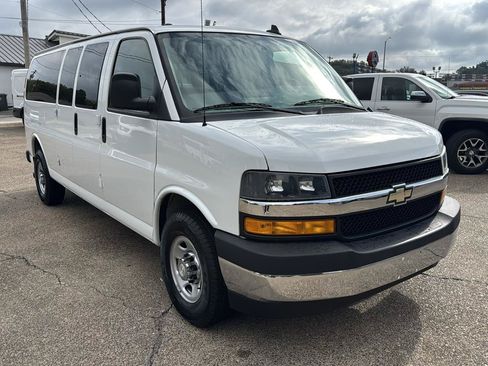 Used 2018 Chevrolet Express 3500 LT w/ LT Preferred Equipment Group RWD image 9
