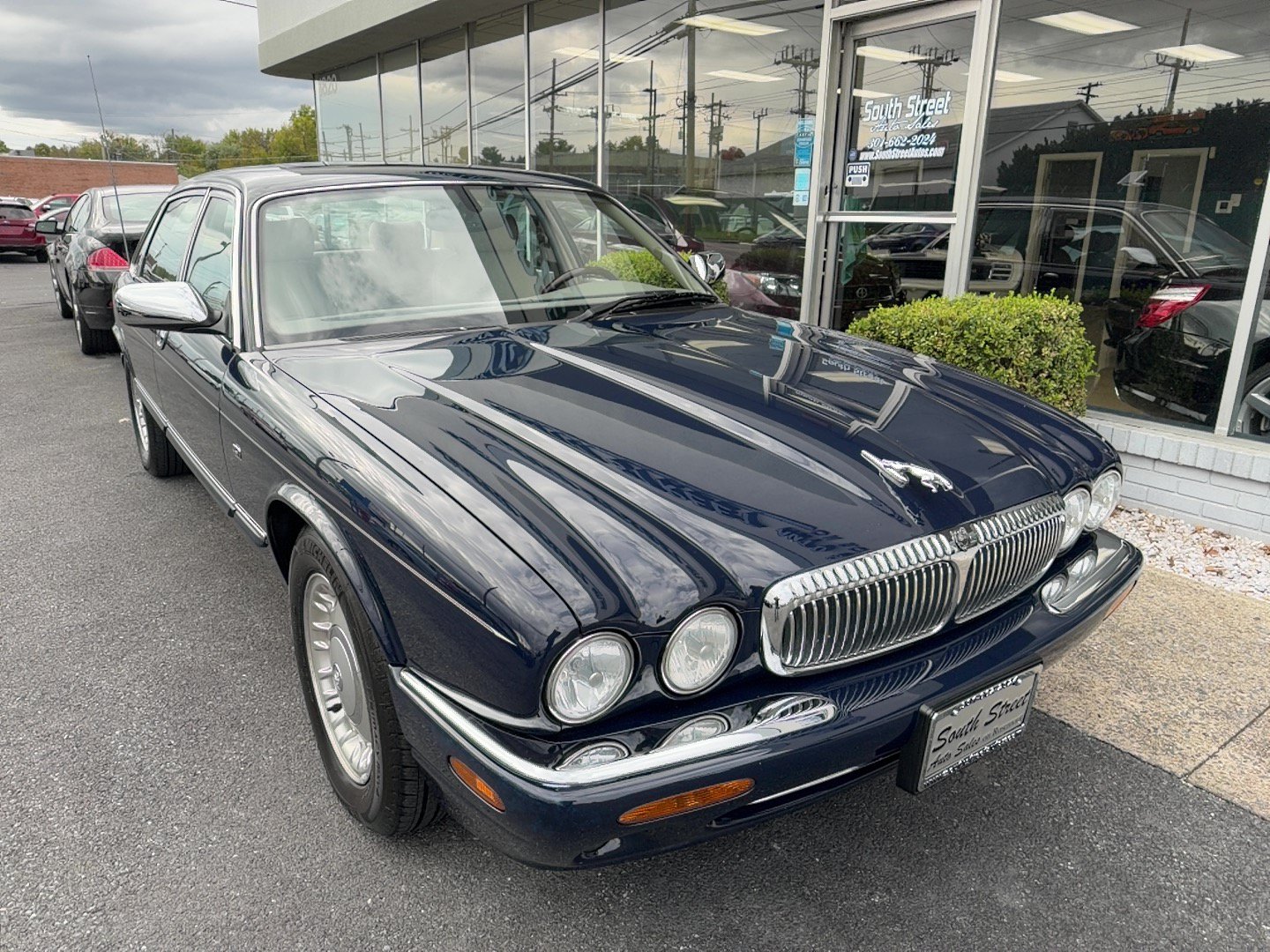 Used 2000 Jaguar XJ RWD image 2