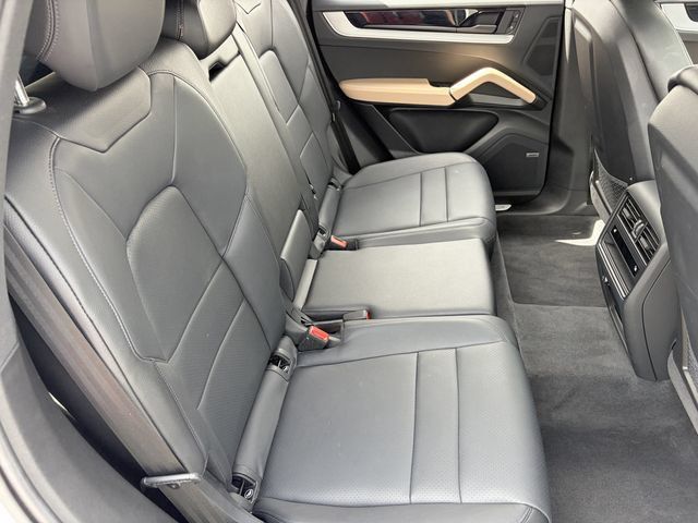 Used 2024 Porsche Cayenne AWD/4WD image 24