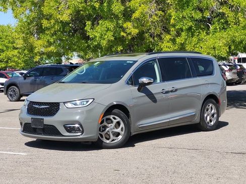 Used 2023 Chrysler Pacifica Limited FWD image 2