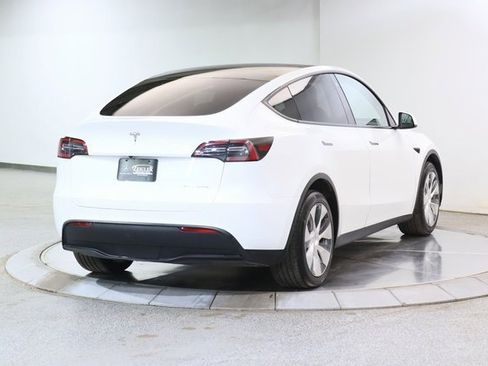 Used 2022 Tesla Model Y Long Range image 13