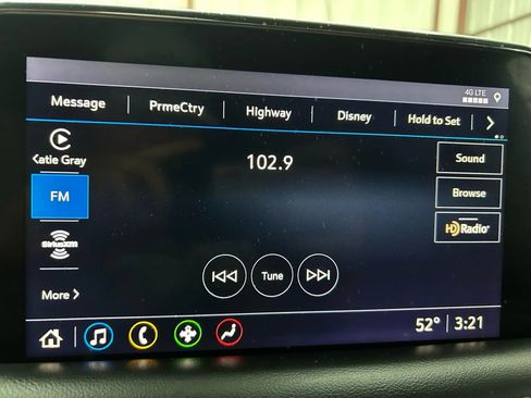 Used 2021 Chevrolet Suburban Z71 w/ Luxury Package image 19