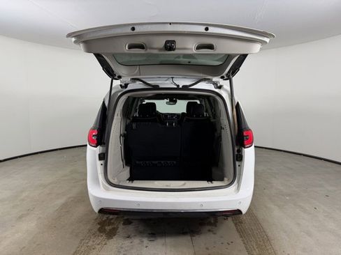 Used 2022 Chrysler Pacifica Limited w/ Uconnect Theater Family Group image 9