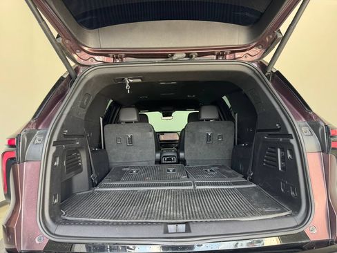Used 2025 Chevrolet Traverse RS w/ LPO, Floor Liner Package FWD image 9