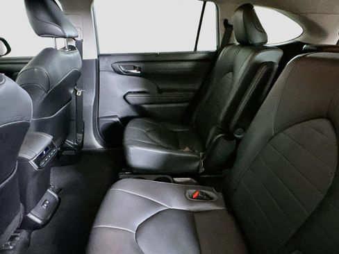 Used 2020 Toyota Highlander XLE FWD image 28