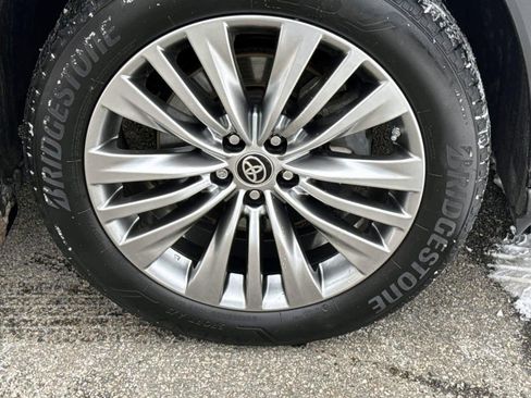 Used 2024 Toyota Highlander Platinum image 7