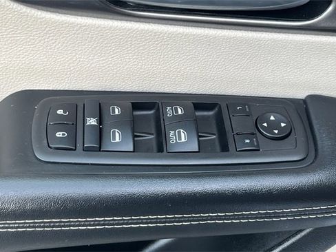 Used 2024 Chrysler Pacifica Touring-L image 15