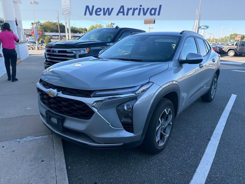 Used 2025 Chevrolet Trax LT w/ LT Convenience Package FWD image 1
