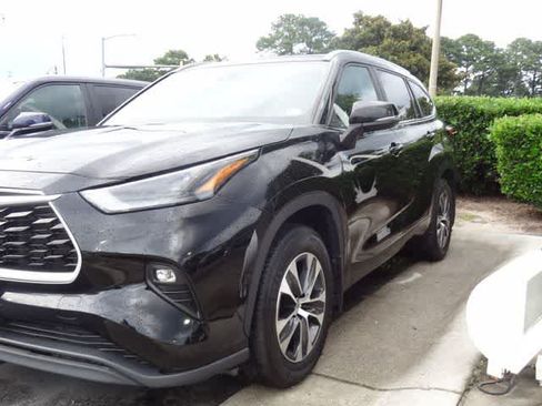 Used 2023 Toyota Highlander XLE FWD image 1