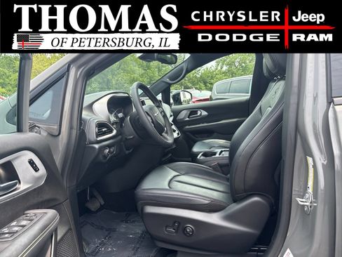 Used 2024 Chrysler Pacifica Touring-L w/ S Appearance Package FWD image 10