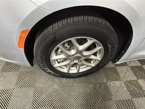 Used 2024 Chrysler Pacifica Touring-L FWD image 9