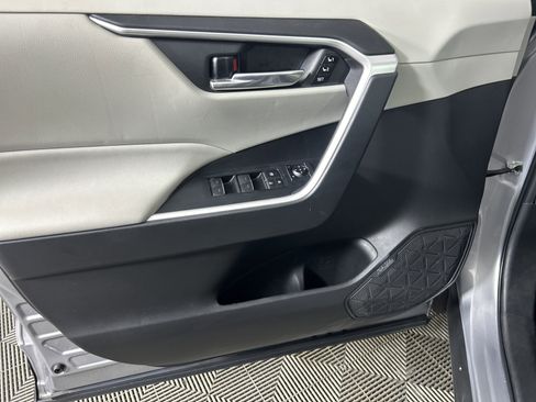 Used 2022 Toyota RAV4 XLE Premium image 21