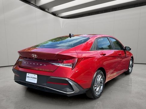 Certified 2024 Hyundai Elantra SEL FWD image 5