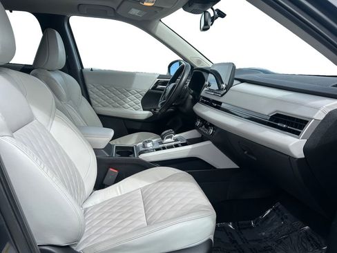 Used 2024 Mitsubishi Outlander SEL image 16
