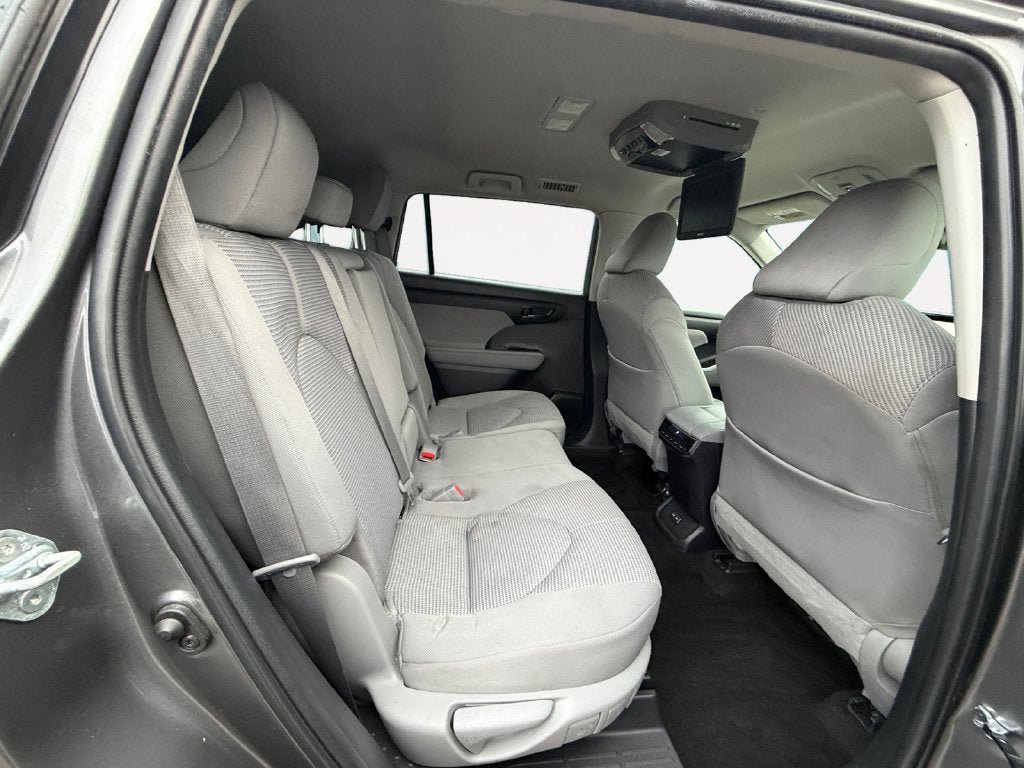 Used 2023 Toyota Highlander LE FWD image 23