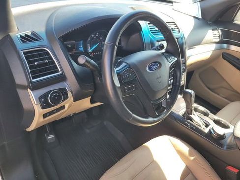 Used 2017 Ford Explorer XLT w/ Equipment Group 202A image 9