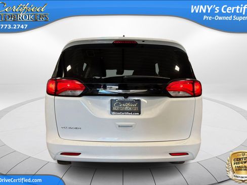 Used 2023 Chrysler Voyager LX FWD image 7