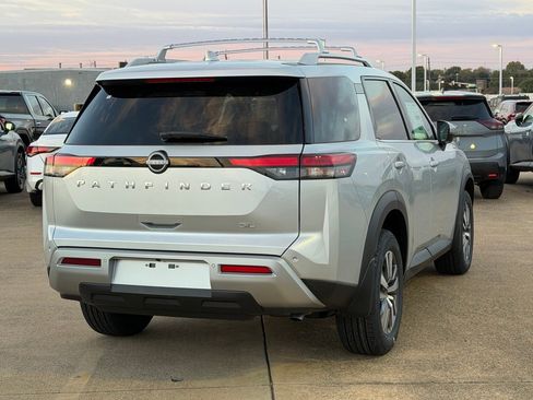New 2025 Nissan Pathfinder SL image 8