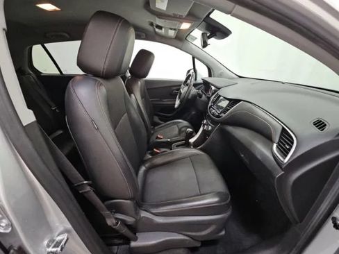 Used 2019 Chevrolet Trax LT w/ LT Convenience Package FWD image 8